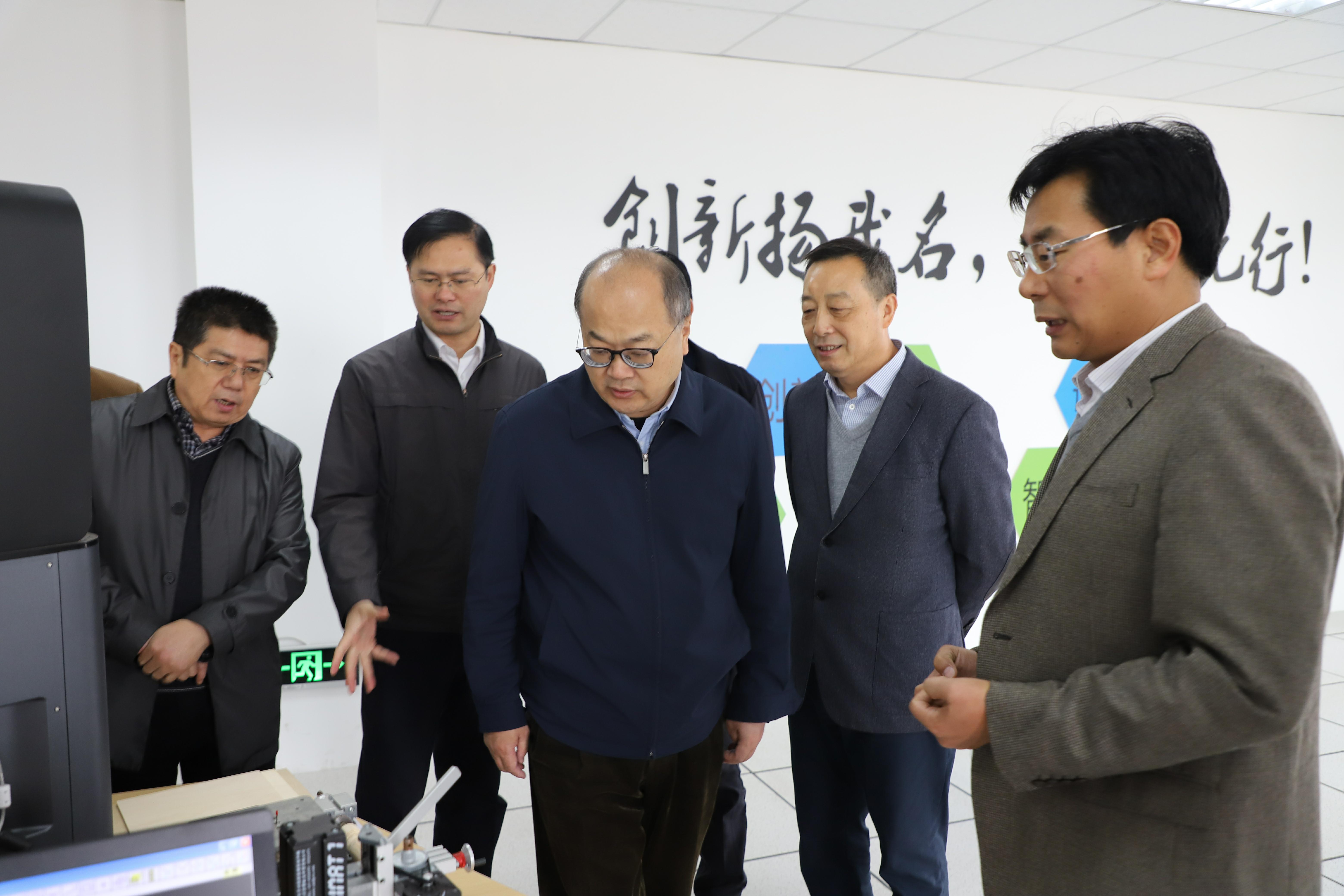 无锡市人大常委会副主任吴峰枫一行到滨江学院调研