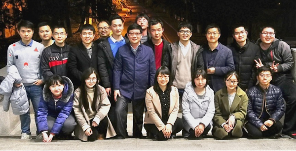 夏海云和同学们在一起 夏海云和同学们在一起