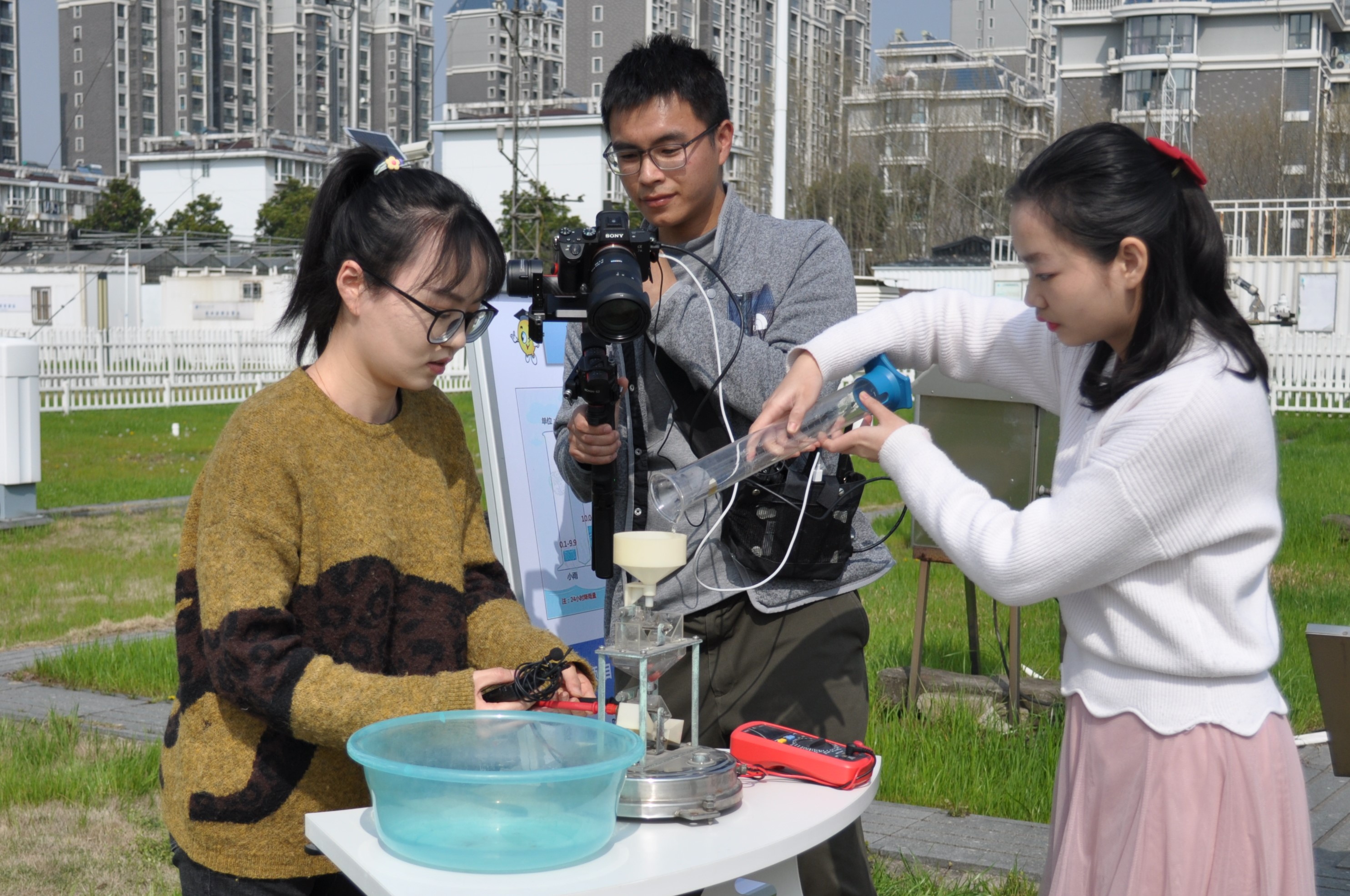志愿者模拟演示暴雨监测过程