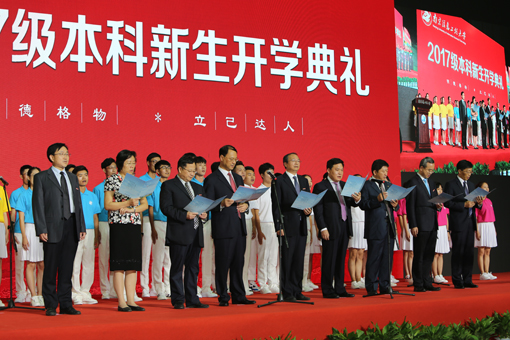 校领导领唱校歌.jpg 校领导领唱校歌.jpg