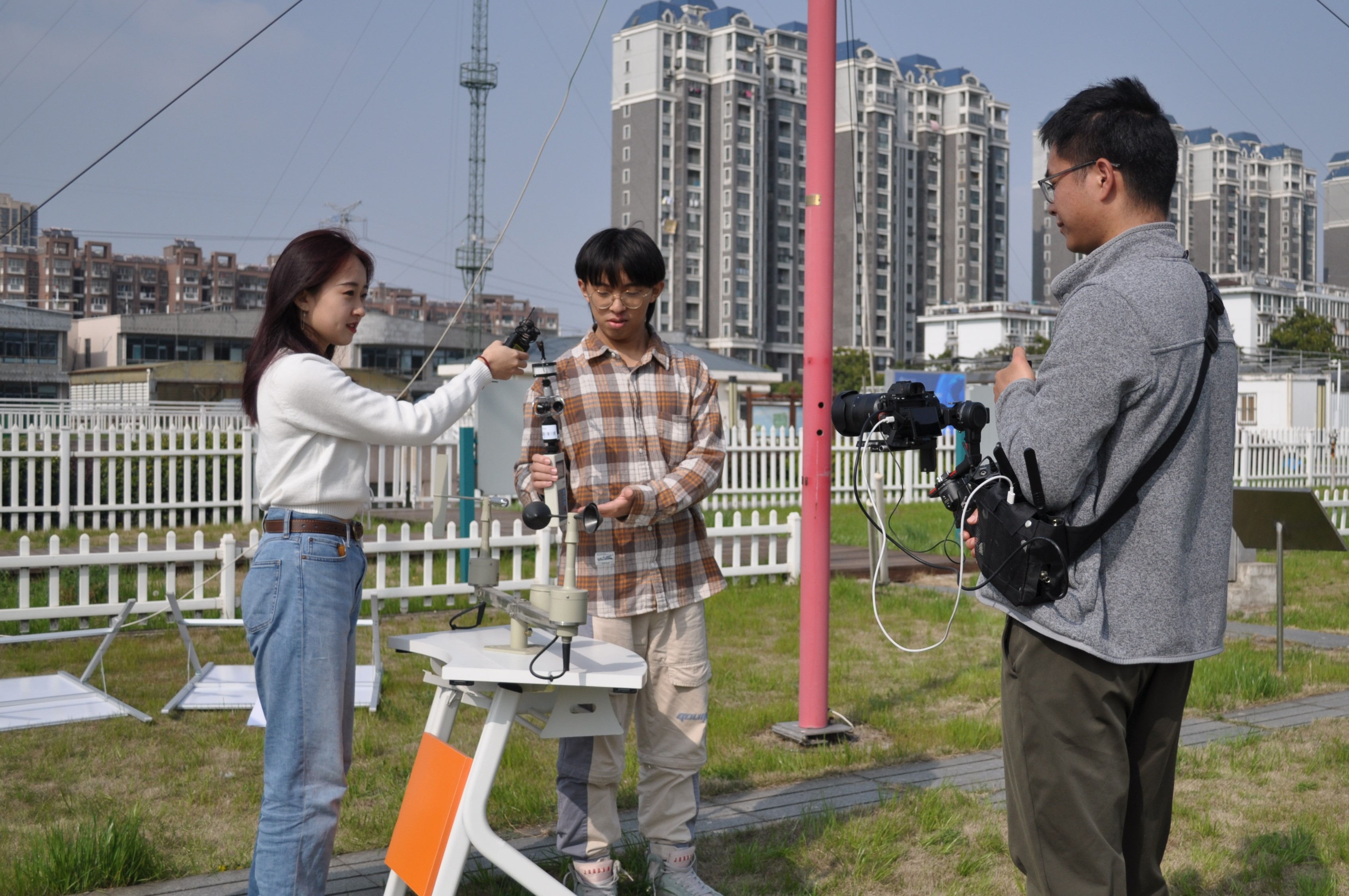 活动现场:志愿者展示大风的监测方法
