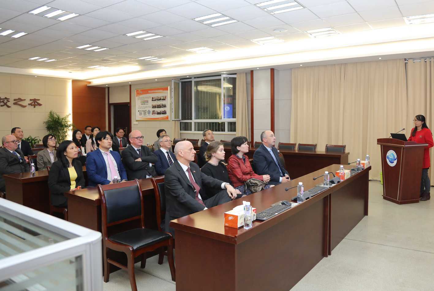 参观可视化教学中心.jpg 参观可视化教学中心.jpg