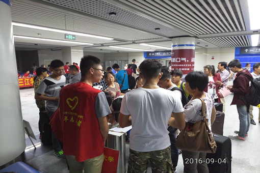 志愿者地铁站接站.jpg 志愿者地铁站接站.jpg