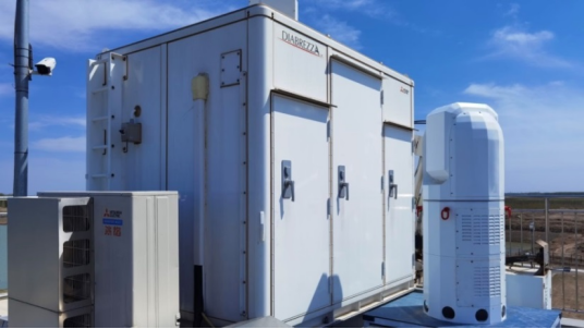 北京大兴机场雷达对比测试:左侧方舱为三菱雷达,右侧为项目组雷达 北京大兴机场雷达对比测试:左侧方舱为三菱雷达,右侧为项目组雷达