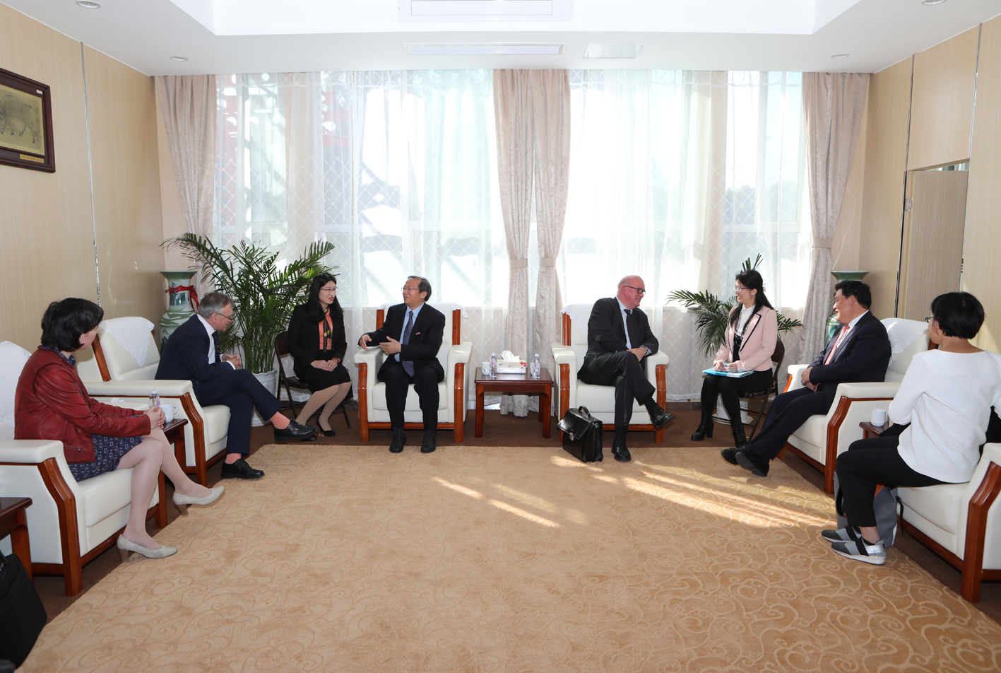 贵宾室会见.jpg 贵宾室会见.jpg