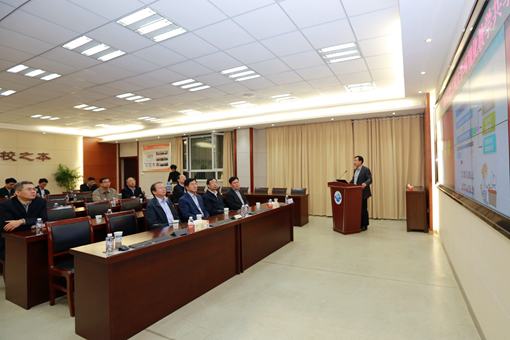 参观教学可视化中心_副本.jpg 参观教学可视化中心_副本.jpg