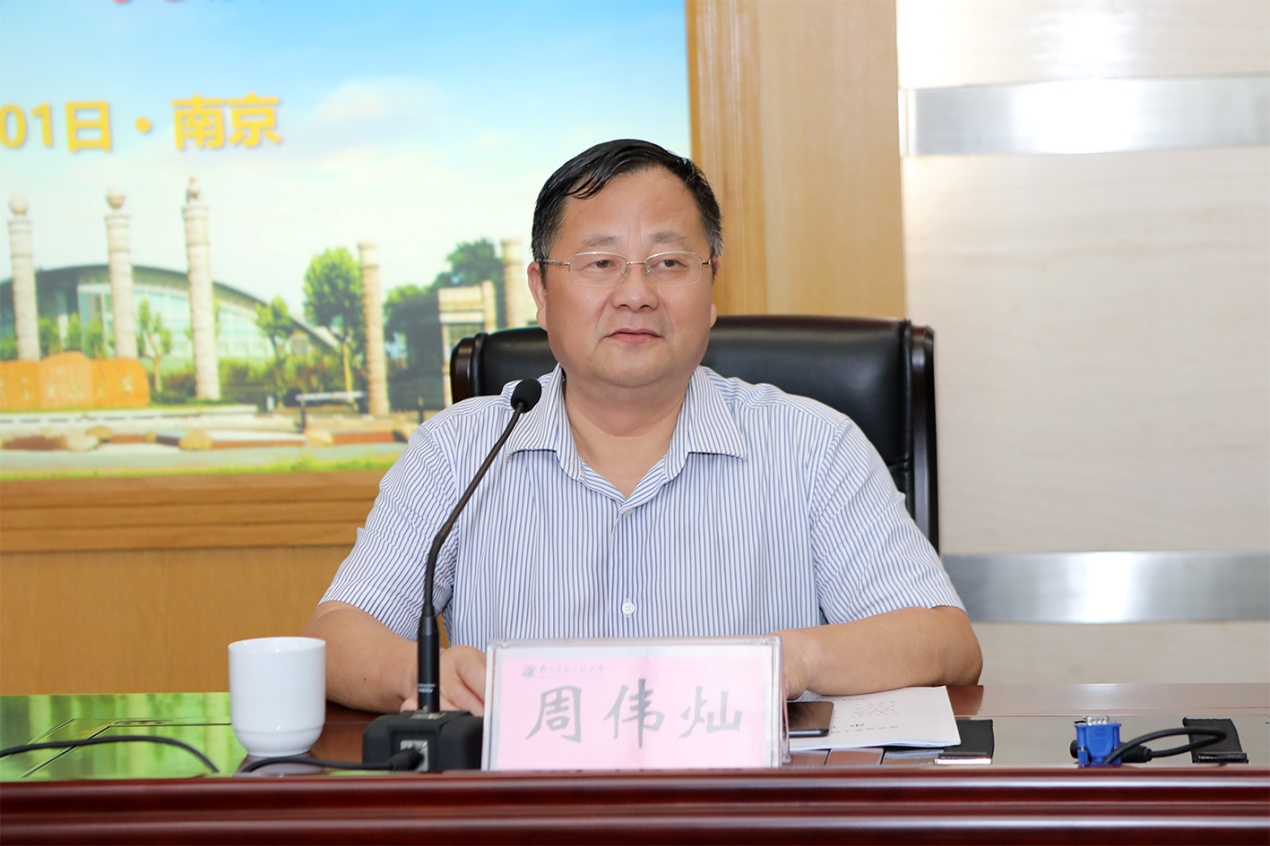 说明:C:\Users\HP\Desktop\20180701现代地理学发展与前沿高端论坛\新闻用图\4-周伟灿主持.jpg