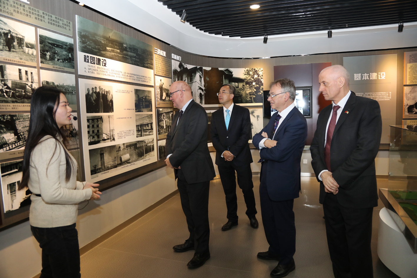 参观校史馆1.jpg 参观校史馆1.jpg