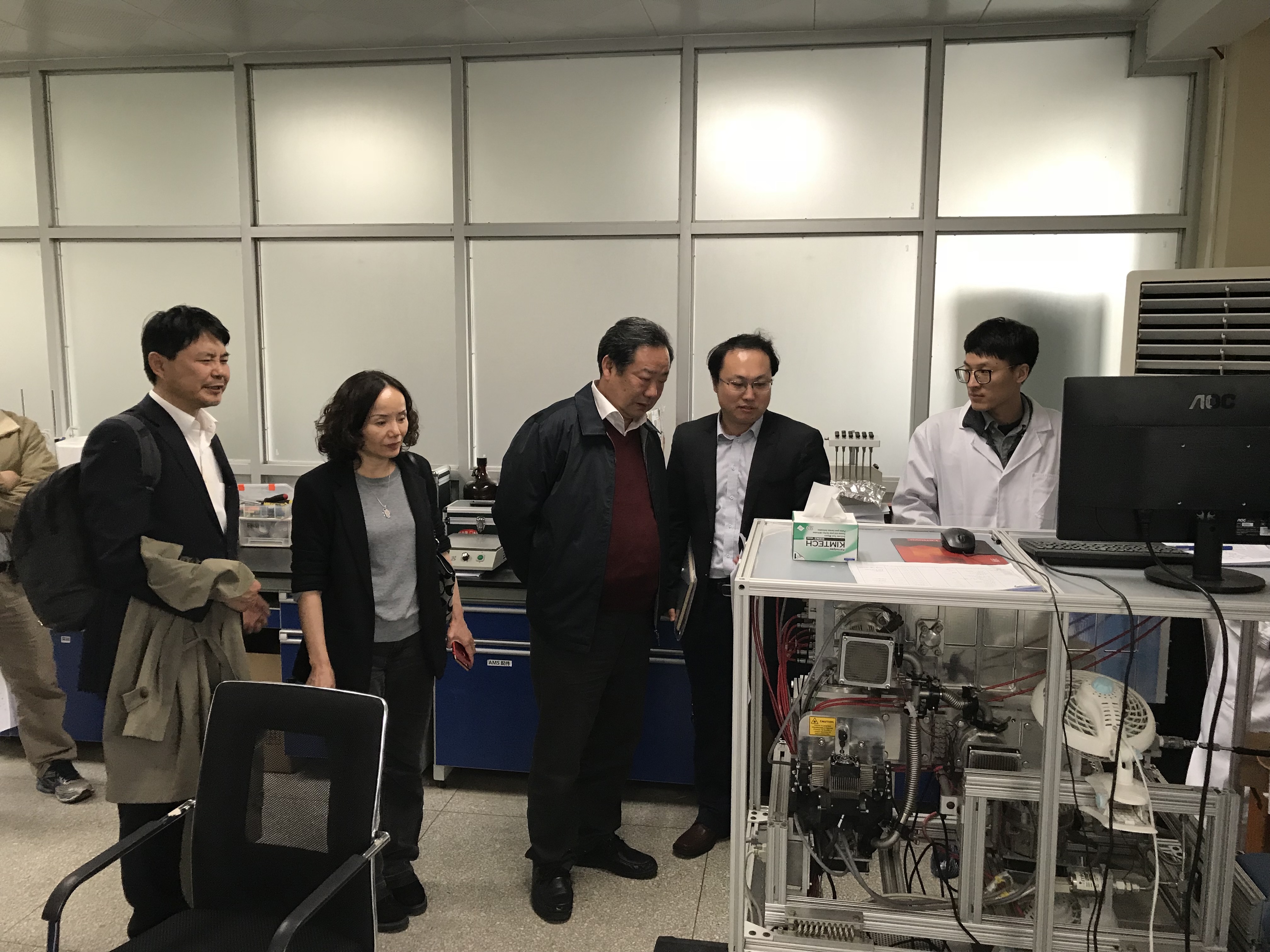张远航院士等参观实验室.JPG