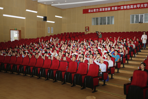 表决通过各项报告.jpg 表决通过各项报告.jpg