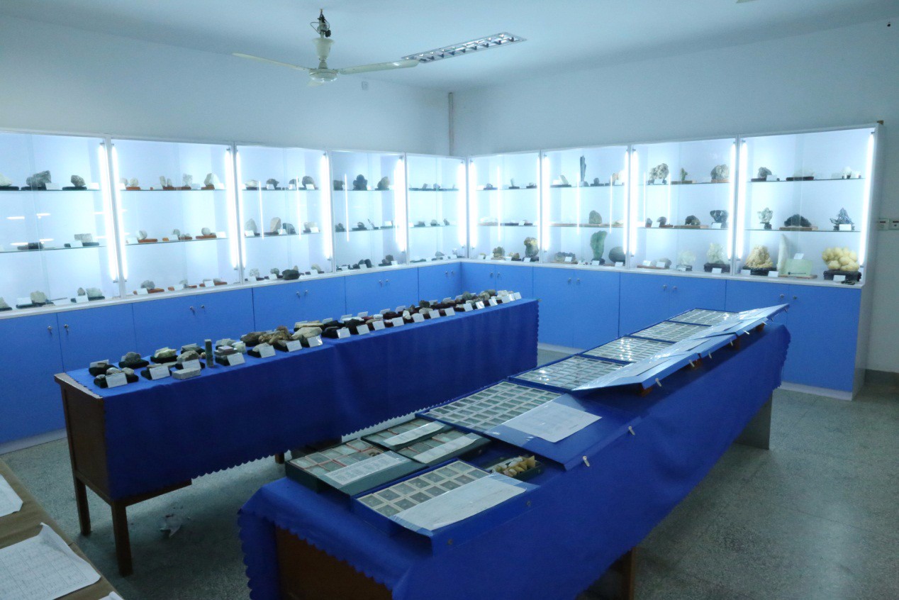 地质标本室.jpg