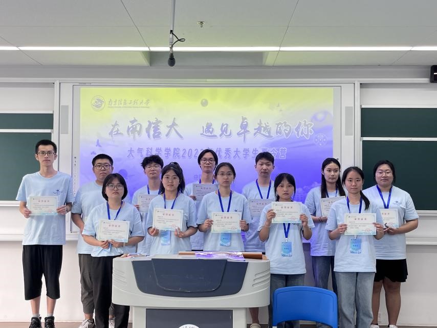 颁发优秀营员证书