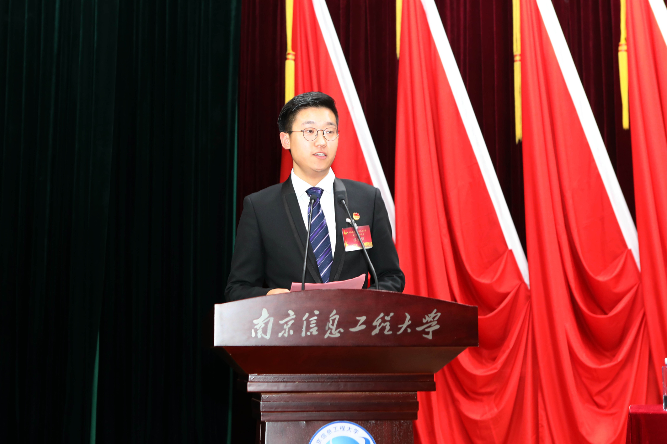 校团委干事史恒同志宣读团中央贺信 校团委干事史恒同志宣读团中央贺信