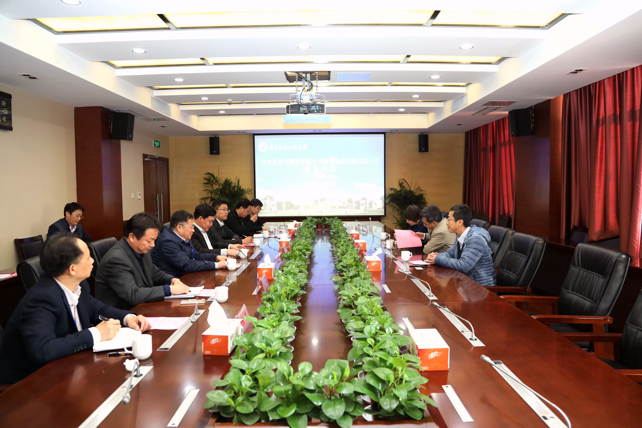 座谈会现场.jpg 座谈会现场.jpg