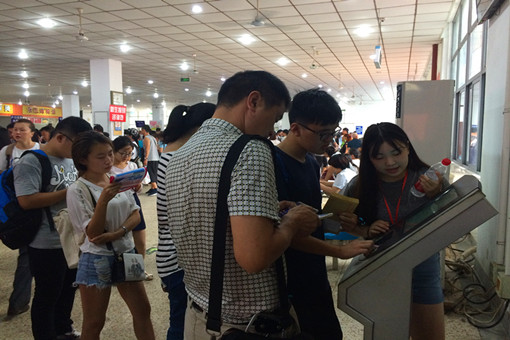2志愿者指导圈存机使用.JPG 2志愿者指导圈存机使用.JPG