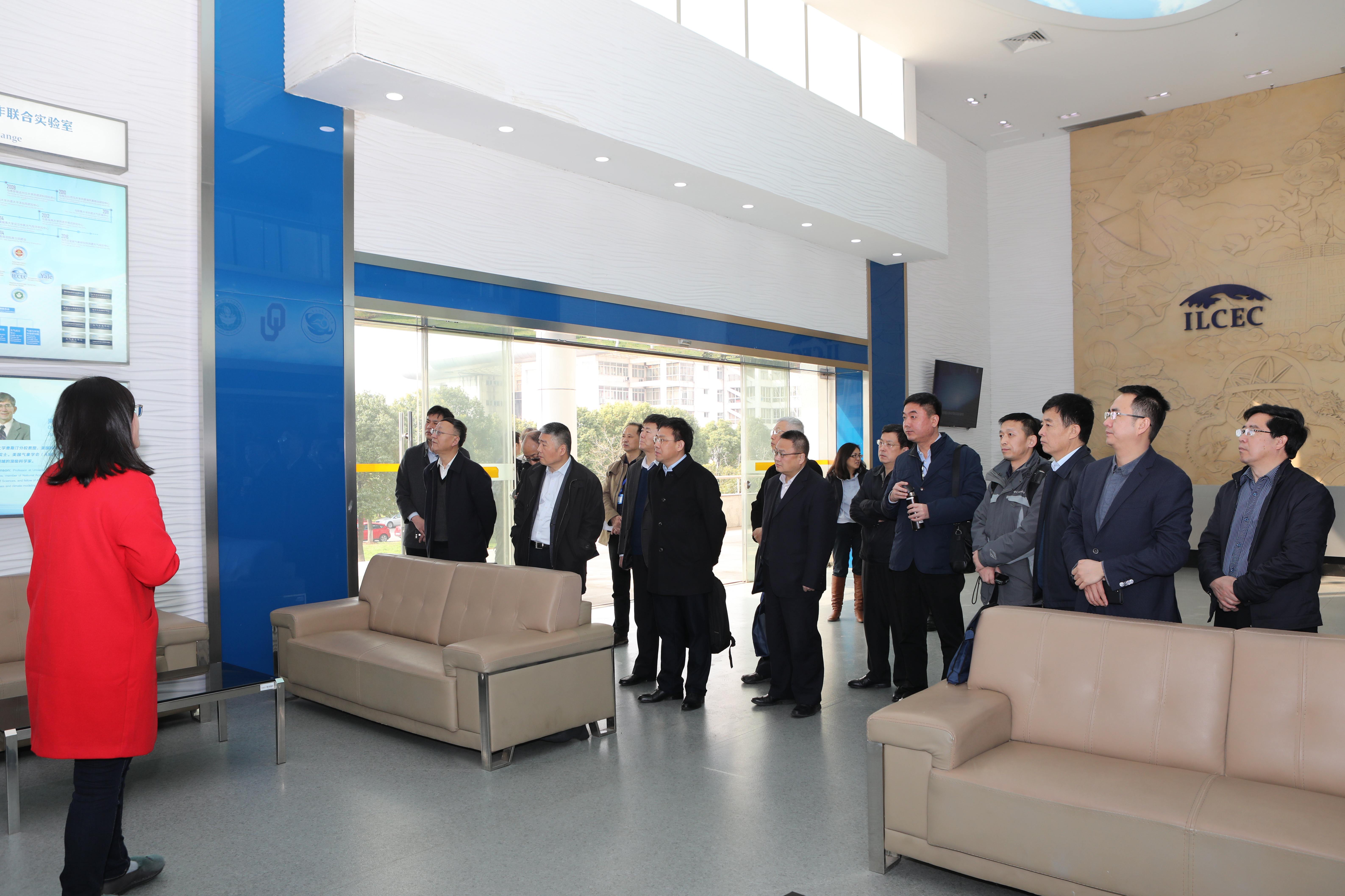 参观国际合作联合实验室